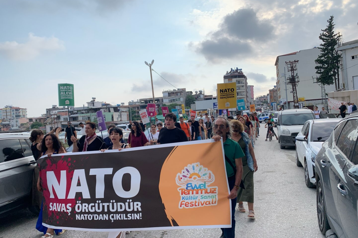 SAMANDAĞ'DA NATO ZİRVESİ YAPILAN YÜRÜYÜŞLE PROTESTO EDİLDİ