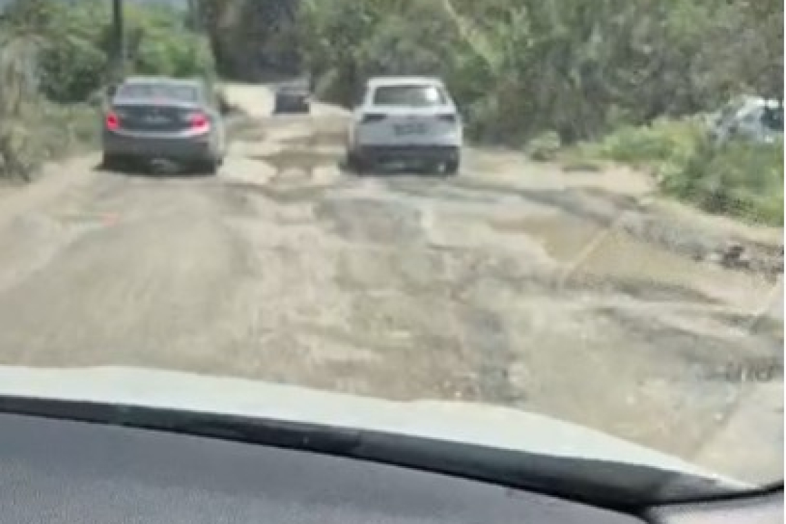 VATANDAŞLARDAN HIDIRBEY-VAKIFLI YOLUNA TEPKİ: BİR AYDIR SU YOLA AKIYOR